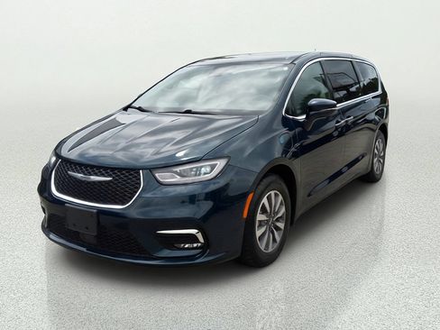 Used 2022 Chrysler Pacifica Touring-L FWD image 3
