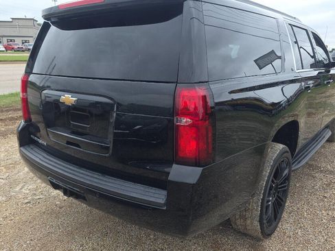 Used 2018 Chevrolet Suburban LT image 3