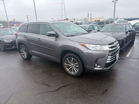 Used 2018 Toyota Highlander XLE image 1