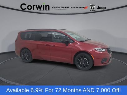 New 2026 Chrysler Pacifica Select w/ S Appearance Package
