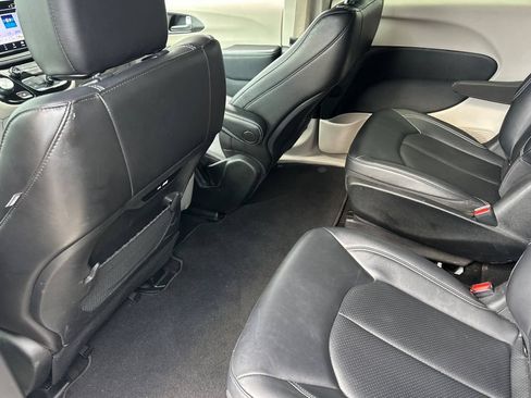 Used 2024 Chrysler Pacifica Limited FWD image 12