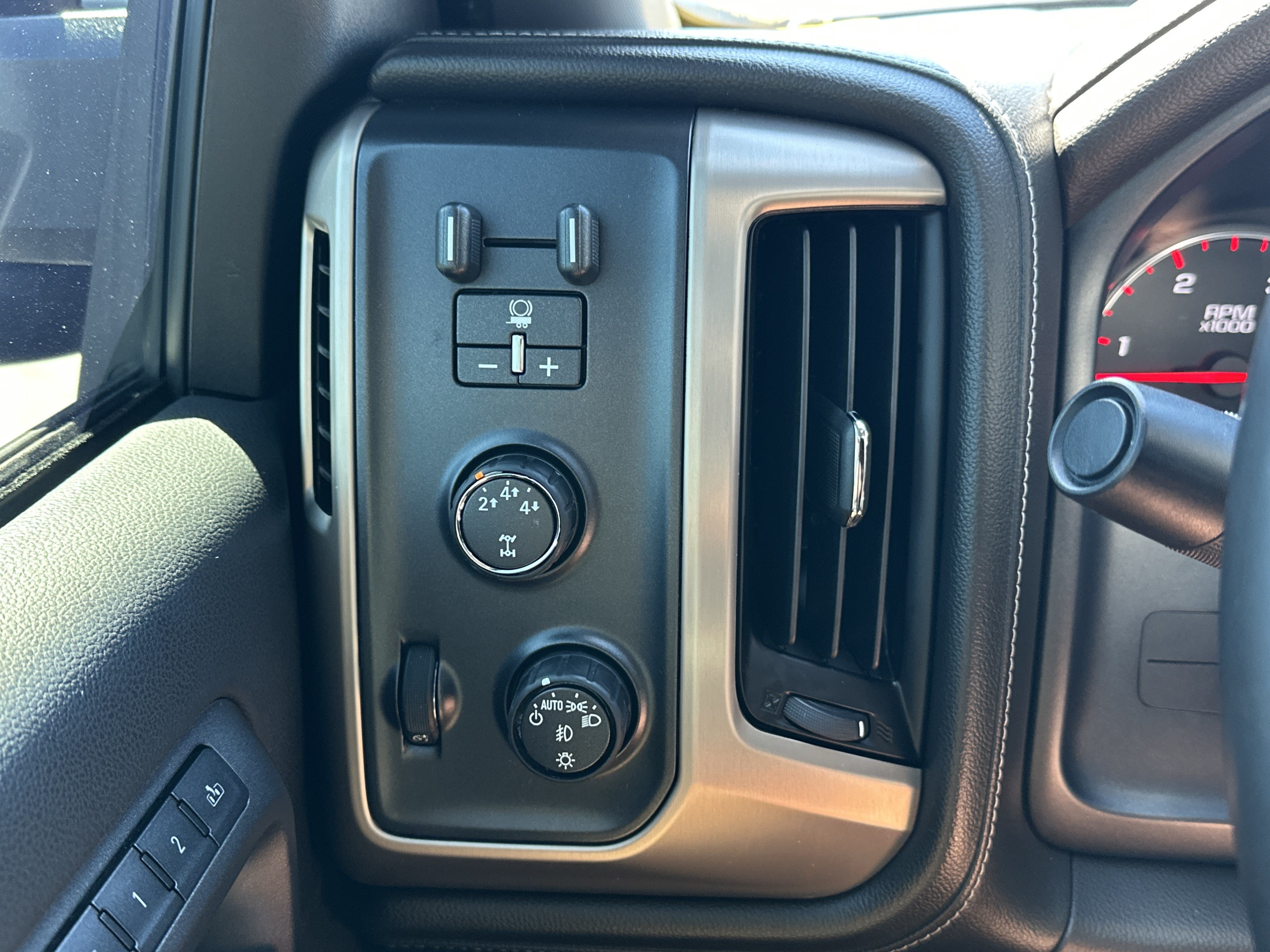 Used 2016 GMC Sierra 2500 Denali w/ Duramax Plus Package AWD/4WD image 28