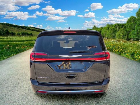 Used 2024 Chrysler Pacifica Touring-L FWD image 5