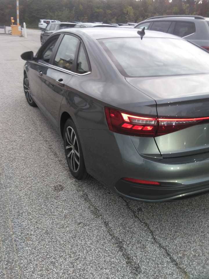 Used 2025 Volkswagen Jetta SE FWD image 4