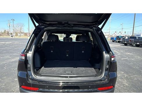 Used 2023 Jeep Grand Cherokee Altitude AWD/4WD image 7