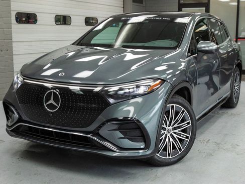 Used 2023 Mercedes-Benz EQS 580 4MATIC SUV w/ Exclusive Trim Package image 12