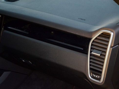 Used 2021 Porsche Cayenne image 23