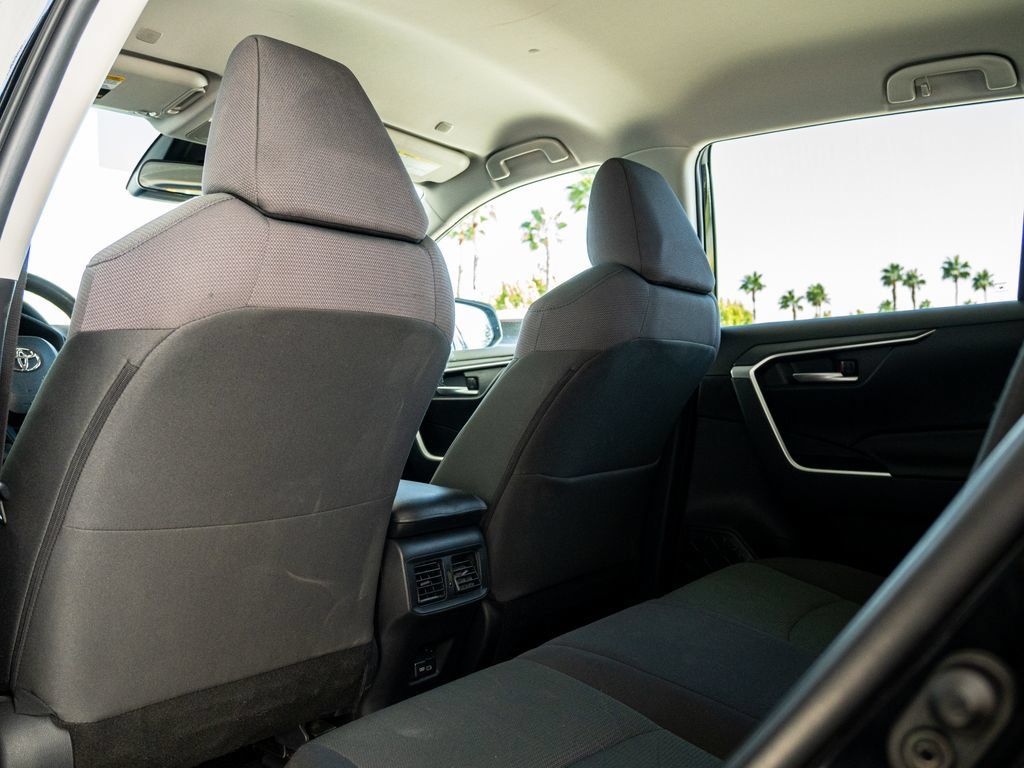 Used 2025 Toyota RAV4 XLE FWD image 11