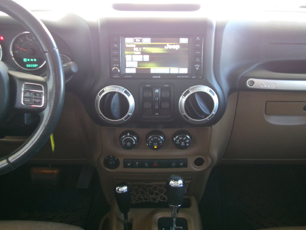 Used 2016 Jeep Wrangler Unlimited Sahara w/ Max Tow Package AWD/4WD image 18