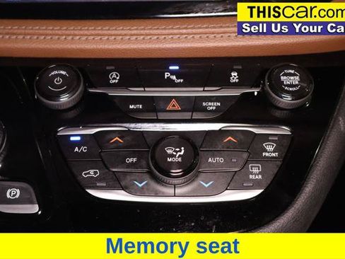 Used 2018 Chrysler Pacifica Limited w/ Tire & Wheel Group FWD image 20