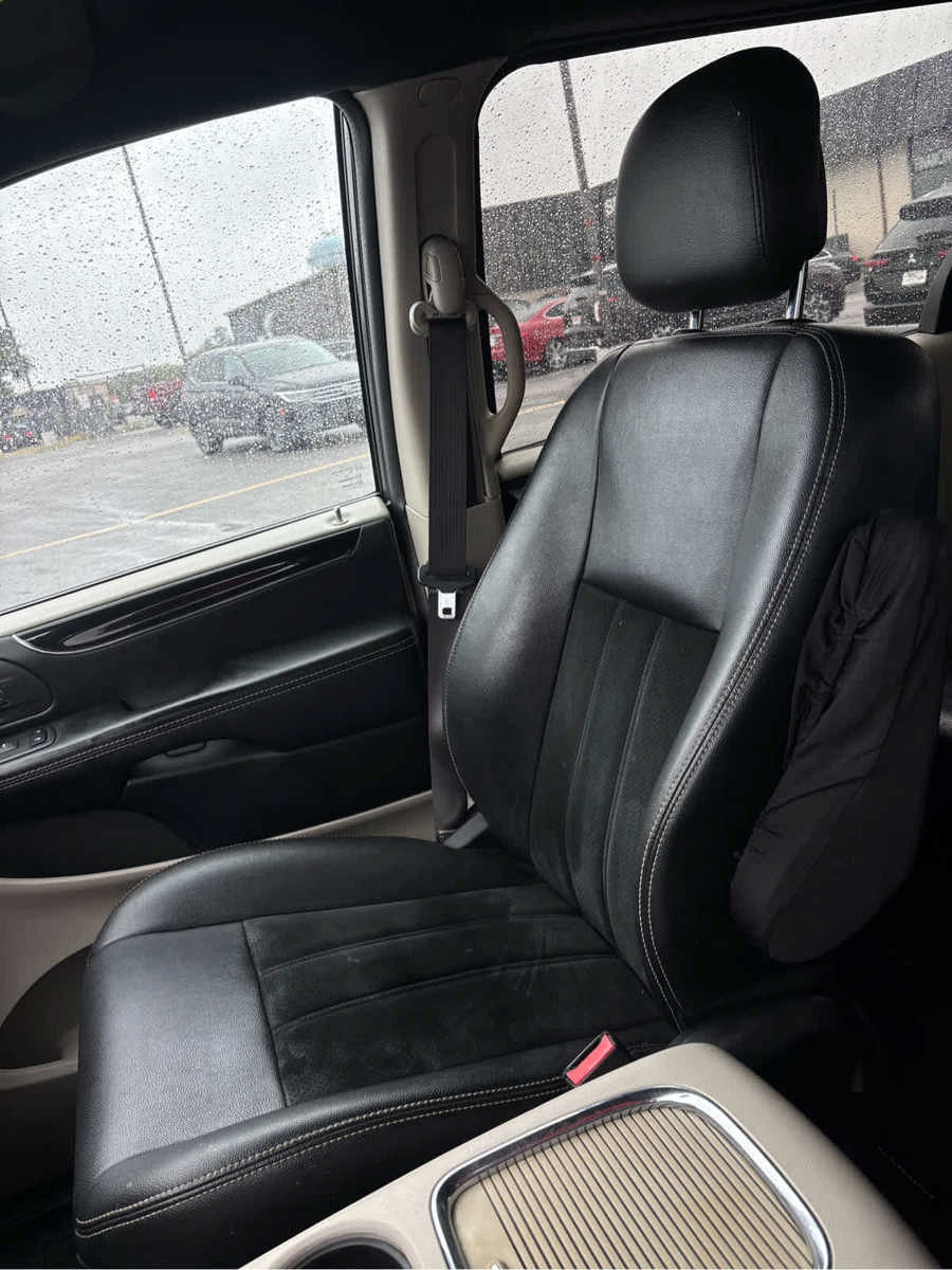Used 2017 Dodge Grand Caravan SXT w/ Rear Park Assist Package FWD image 18