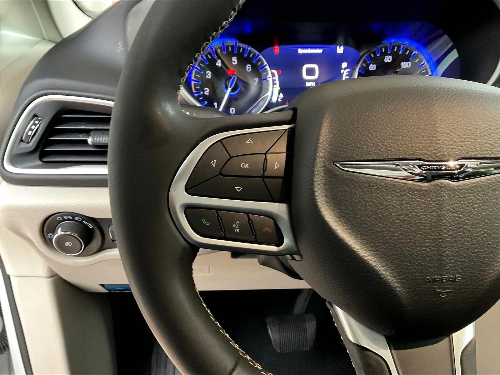 Used 2022 Chrysler Pacifica Touring-L FWD image 10