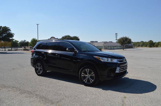 Used 2019 Toyota Highlander LE FWD image 2