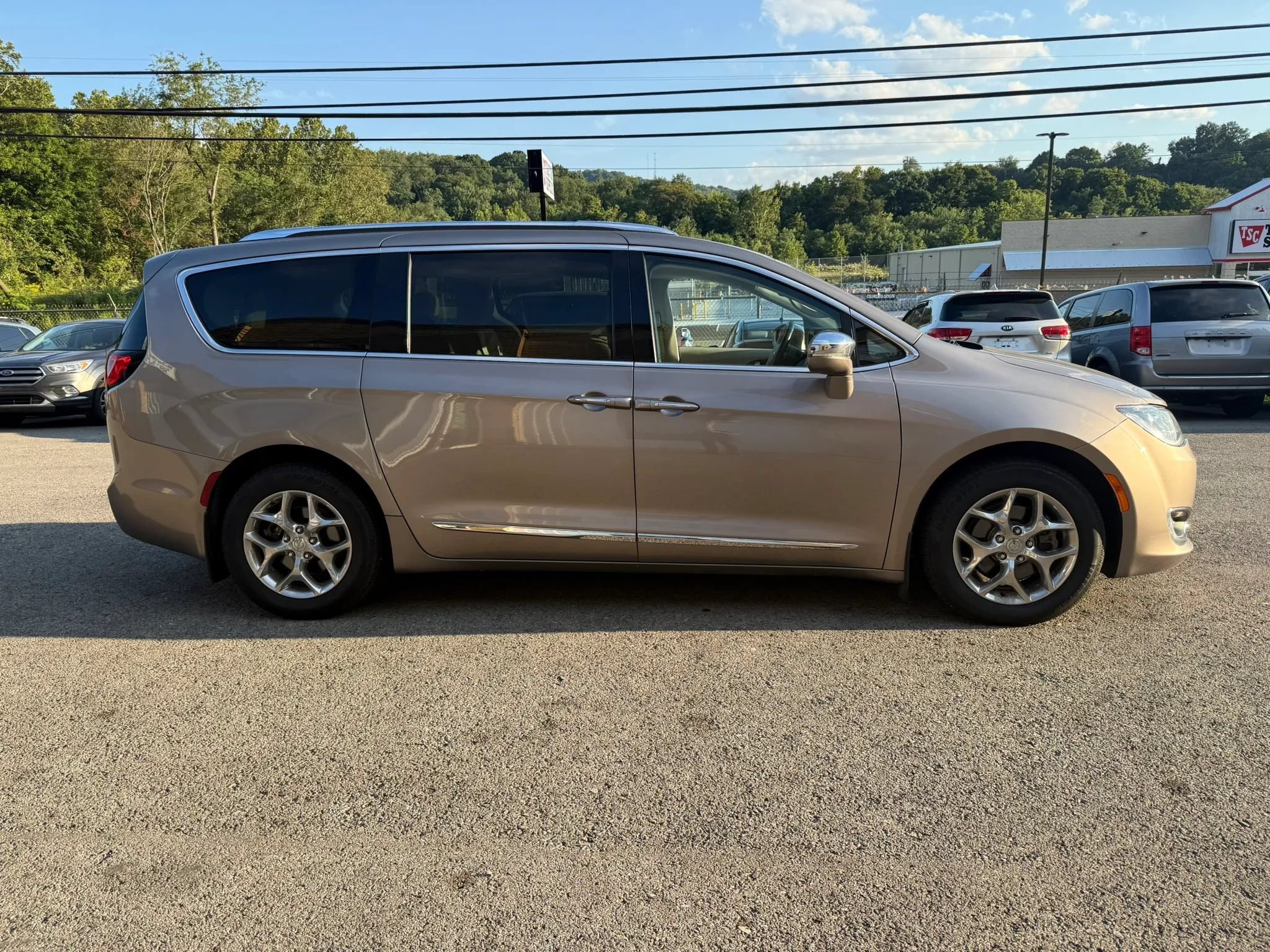 Used 2017 Chrysler Pacifica Limited w/ UConnect Theater Package FWD image 4