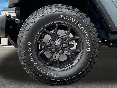 Certified 2025 Jeep Gladiator Sport AWD/4WD image 8
