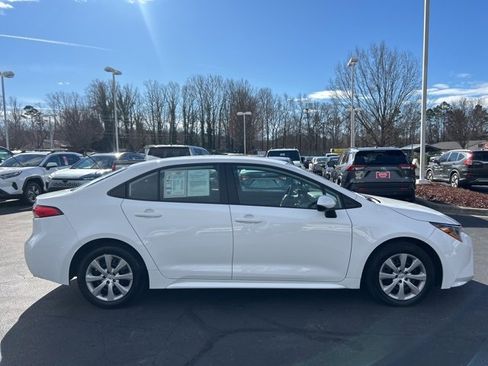 Used 2025 Toyota Corolla LE image 4
