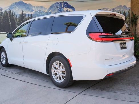 Used 2023 Chrysler Pacifica Touring-L FWD image 4