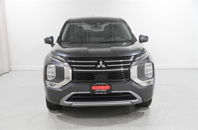 Used 2025 Mitsubishi Outlander SE AWD/4WD image 2