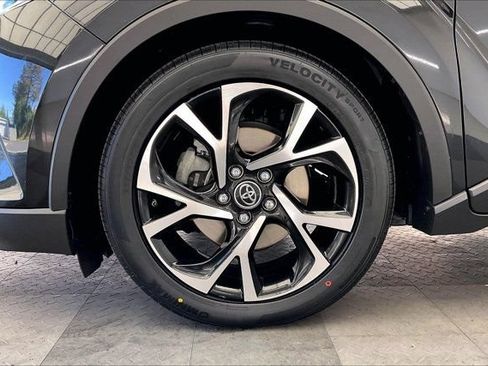 Used 2019 Toyota C-HR XLE FWD image 7