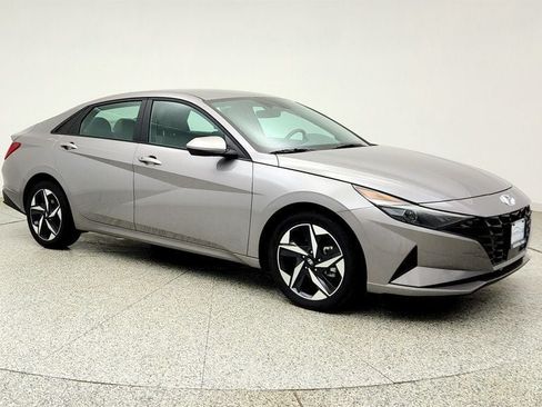 Used 2023 Hyundai Elantra SEL w/ Convenience Package FWD image 3