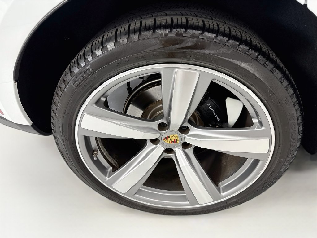 Certified 2025 Porsche Macan AWD/4WD image 33
