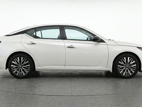 Used 2025 Nissan Altima 2.5 SV image 9