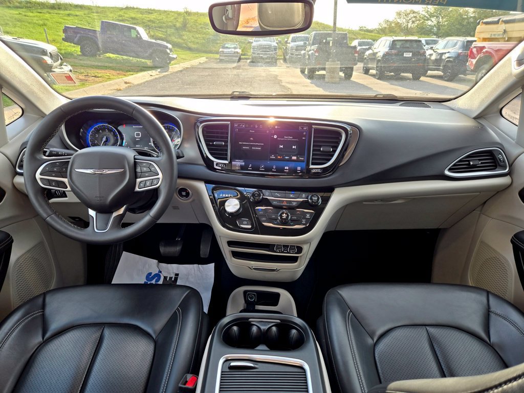 Used 2023 Chrysler Pacifica Touring-L FWD image 16