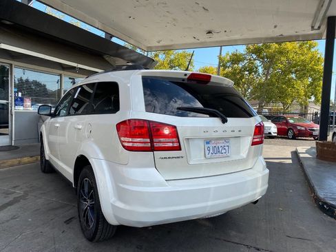 Used 2017 Dodge Journey SE w/ Flexible Seating Group image 16