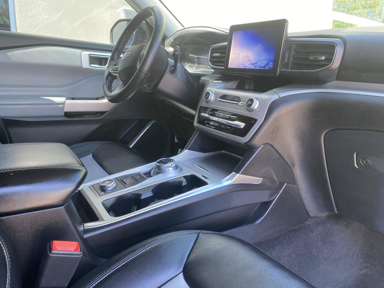 Used 2022 Ford Explorer XLT w/ Equipment Group 202A AWD/4WD image 11