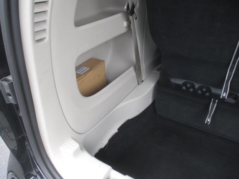 Used 2023 Chrysler Pacifica Touring-L FWD image 42