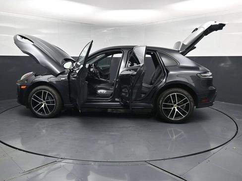 Certified 2025 Porsche Macan AWD/4WD image 34