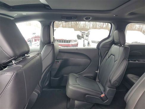 New 2026 Chrysler Pacifica Select image 9