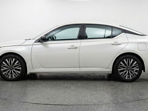 Used 2025 Nissan Altima 2.5 SV FWD image 5