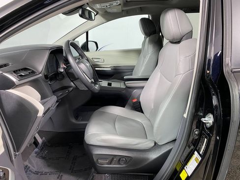 Used 2024 Toyota Sienna XLE image 12