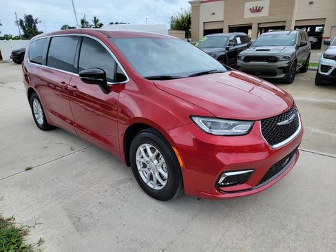 Used 2026 Chrysler Pacifica Select FWD image 6