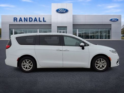 Used 2023 Chrysler Pacifica Touring-L FWD image 6
