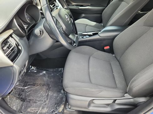 Used 2019 Toyota C-HR XLE FWD image 10