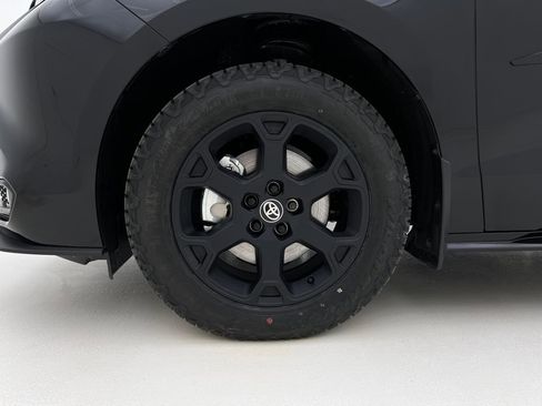 Used 2025 Toyota Sienna XLE Woodland Edition image 32