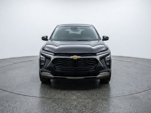 Used 2025 Chevrolet Trax LT FWD image 2