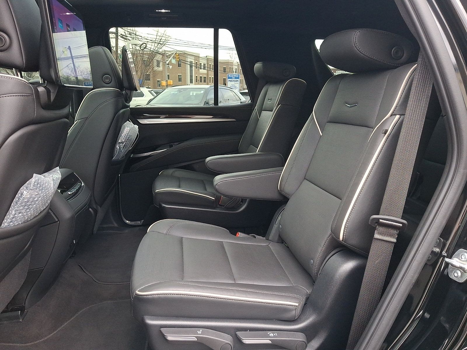 Used 2025 Cadillac Escalade Premium Luxury AWD/4WD image 13