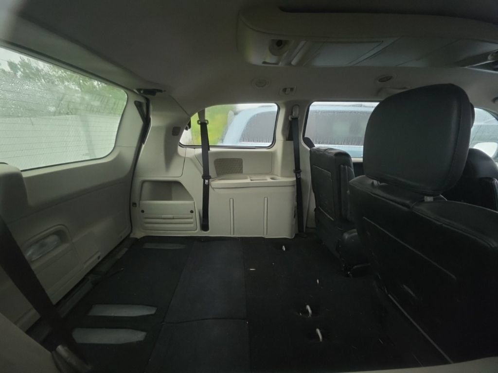 Used 2014 Chrysler Town & Country Touring FWD image 6