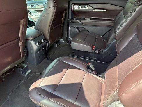 Used 2025 Ford Explorer Platinum RWD image 18