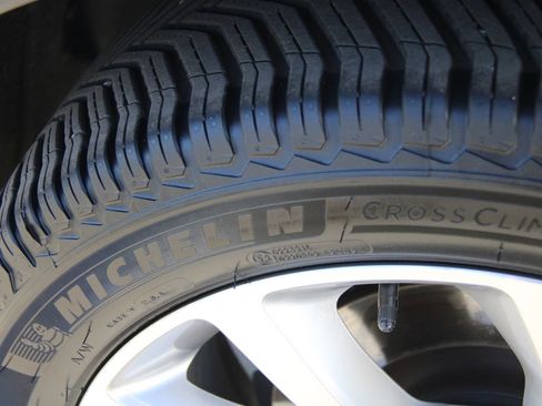 Used 2023 Ford Explorer Platinum w/ Technology Package image 38