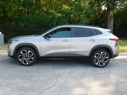 Used 2025 Chevrolet Trax RS w/ Driver Confidence Package FWD image 2