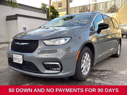 Used 2025 Chrysler Pacifica Select