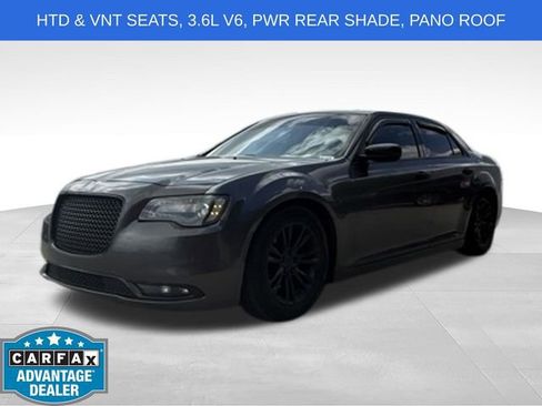 Used 2016 Chrysler 300 C RWD image 8