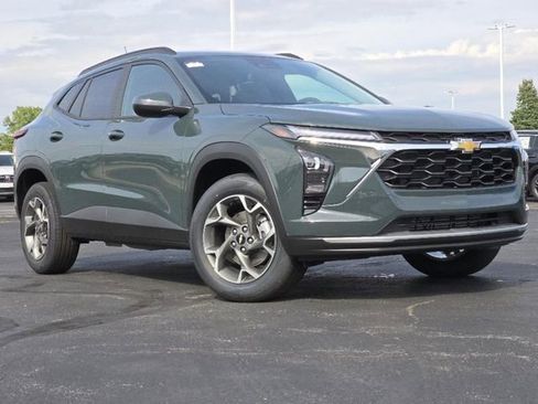 Certified 2025 Chevrolet Trax LT w/ Driver Confidence Package image 2