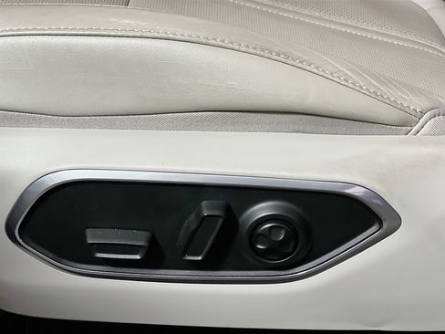 Used 2024 Jeep Wagoneer Series II w/ Flexible Seating Group image 15