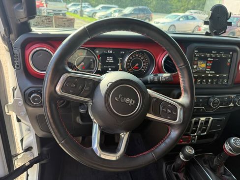 Used 2023 Jeep Wrangler Unlimited Rubicon w/ Cold Weather Group AWD/4WD image 15