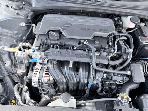 New 2025 Hyundai Elantra Limited image 41